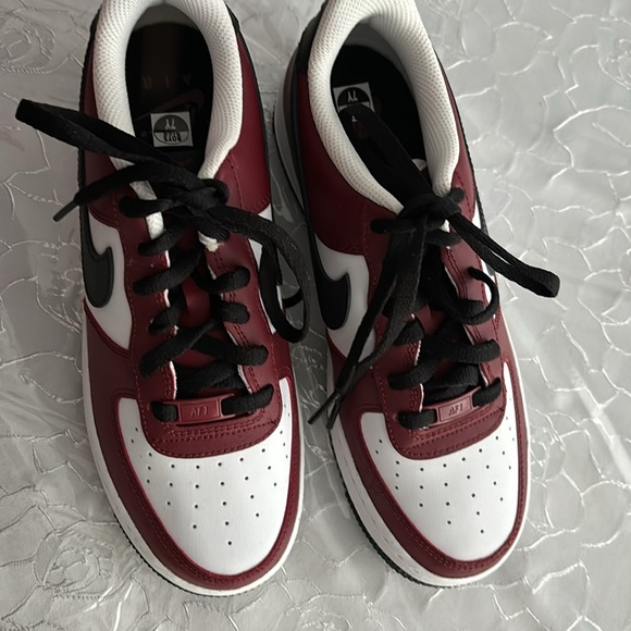 Brand New no box Nike boys burgundy white and black dunks size 7. - Picture 2 of 4